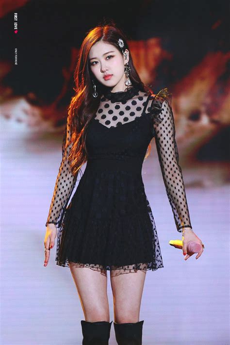 rose blackpink in black dress.